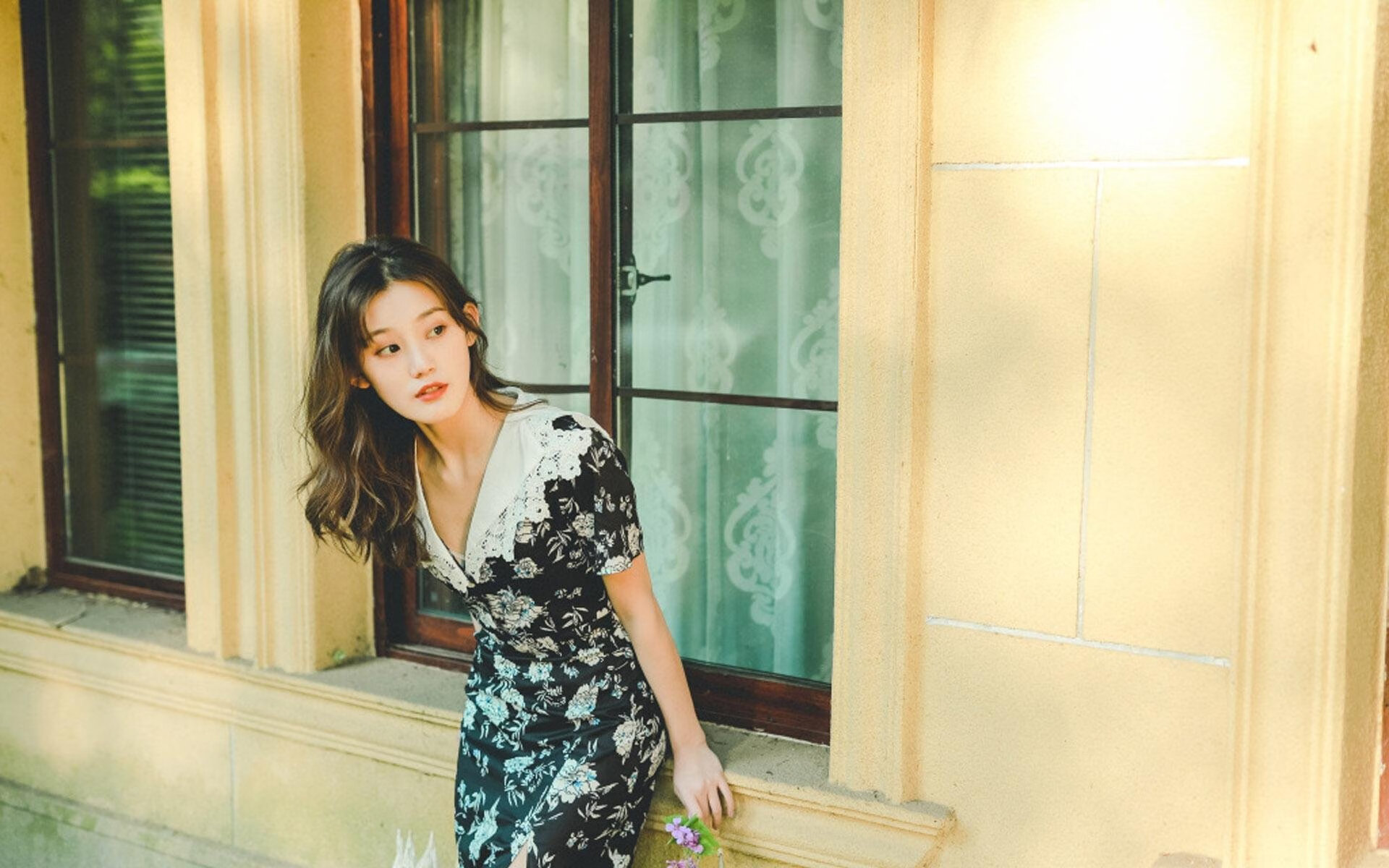 赛道铁幕与孤独王冠，当梅赛德斯构筑霸权，阿隆索于尘埃中加冕