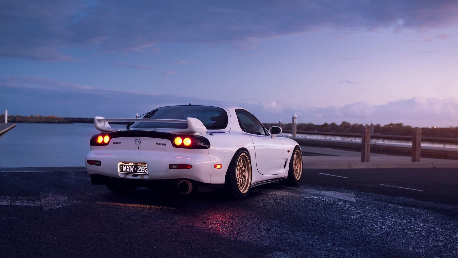 巴格达的十一座时钟停走时，我们在基多捡到一片羽毛