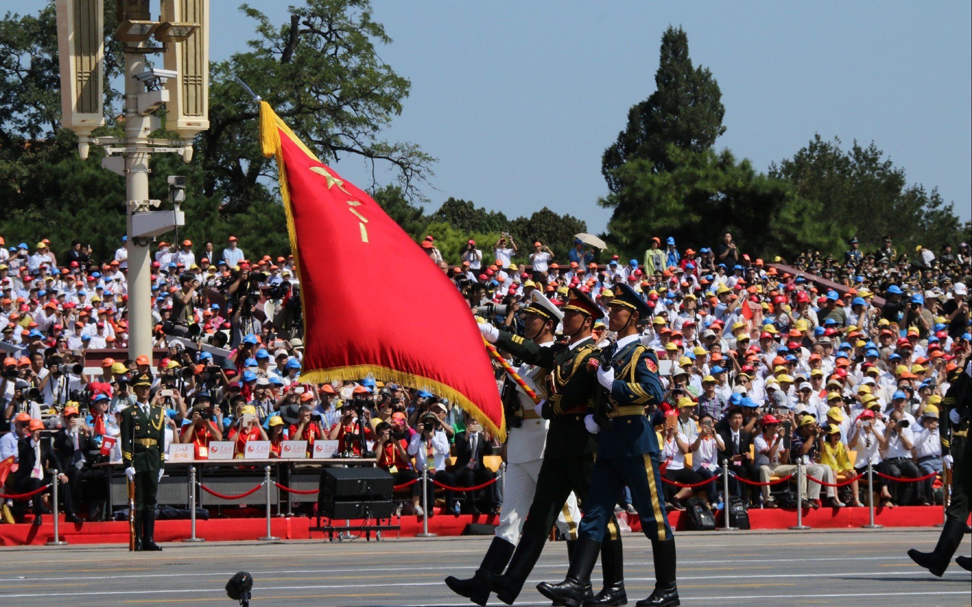 绿茵场与地板的交响，胜利的两种写法