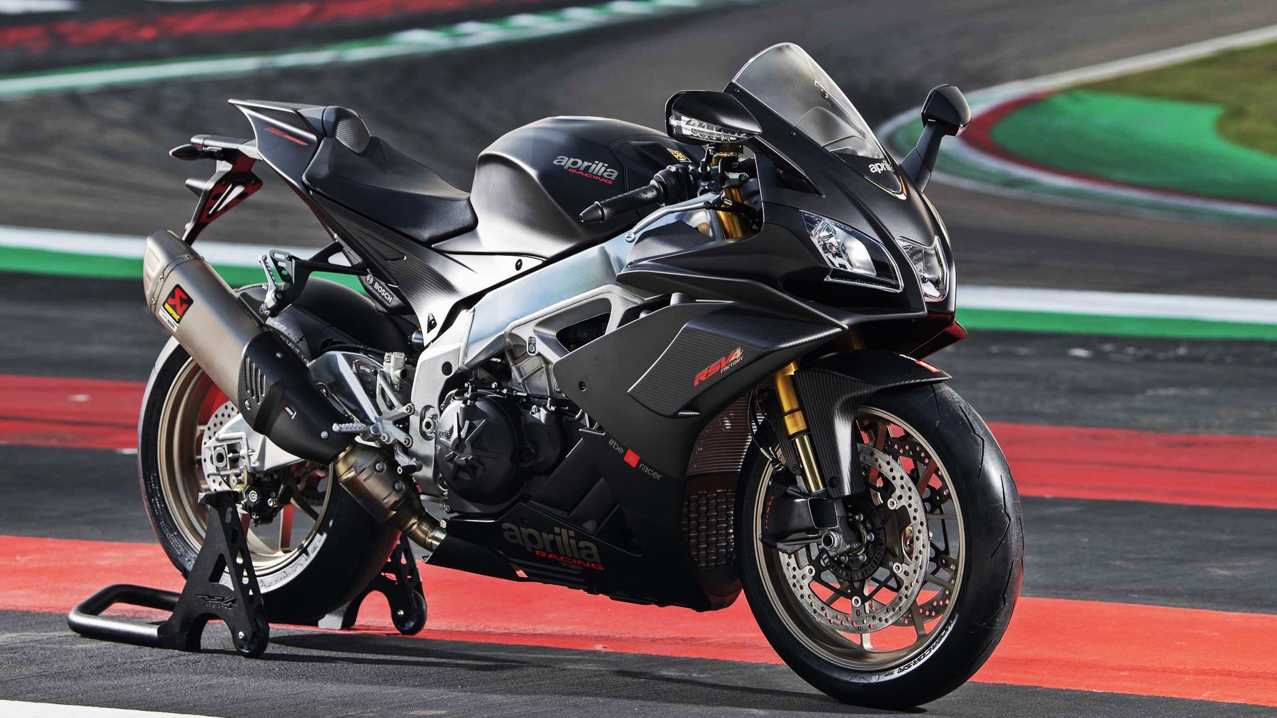 赛道与球场的交响，F1揭幕战日，灰熊以极限速度强势击溃深圳队